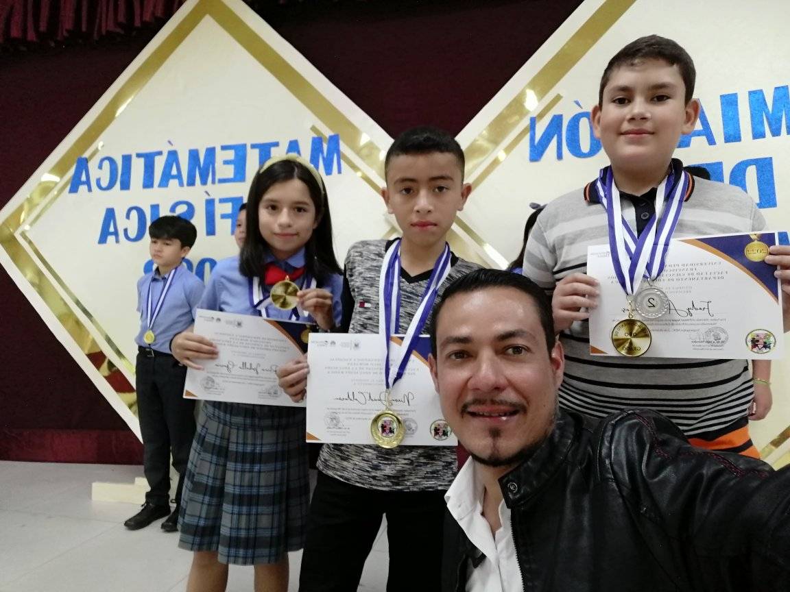 Premiación a Estudiantes que Participaron en la Olimpiada Nacional de Matemática y Física